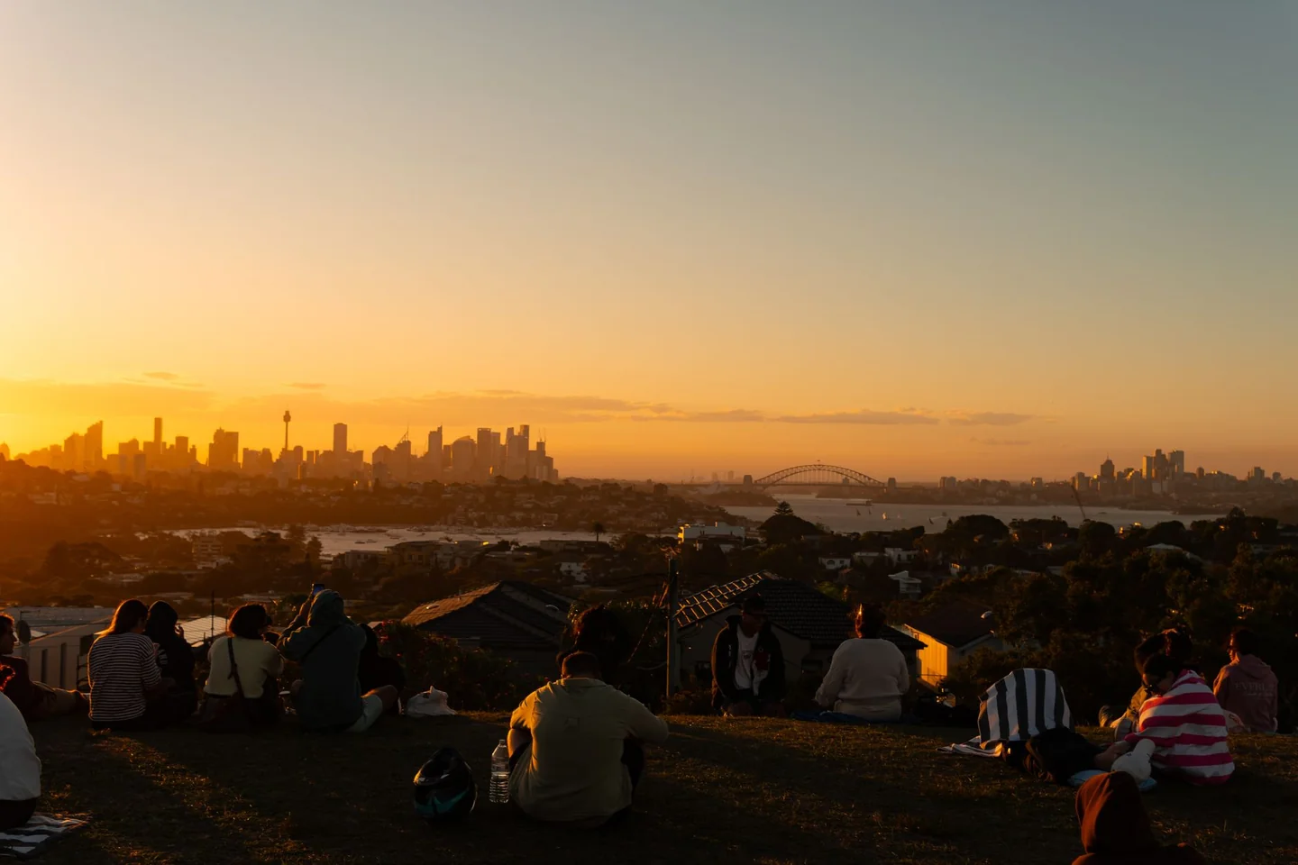 Imagen de atardecer en el solsticio para ilustrar cuánto dura realmente el verano astronómico.