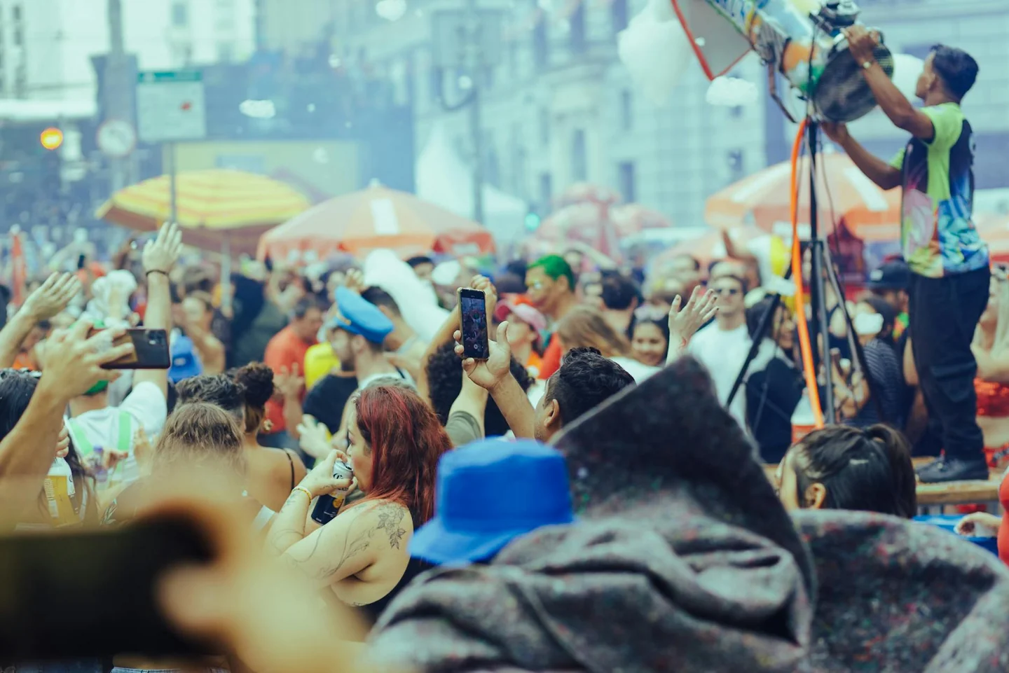Imagen de una fiesta popular al aire libre para ilustrar por qué las fiestas patronales caen tanto en verano.