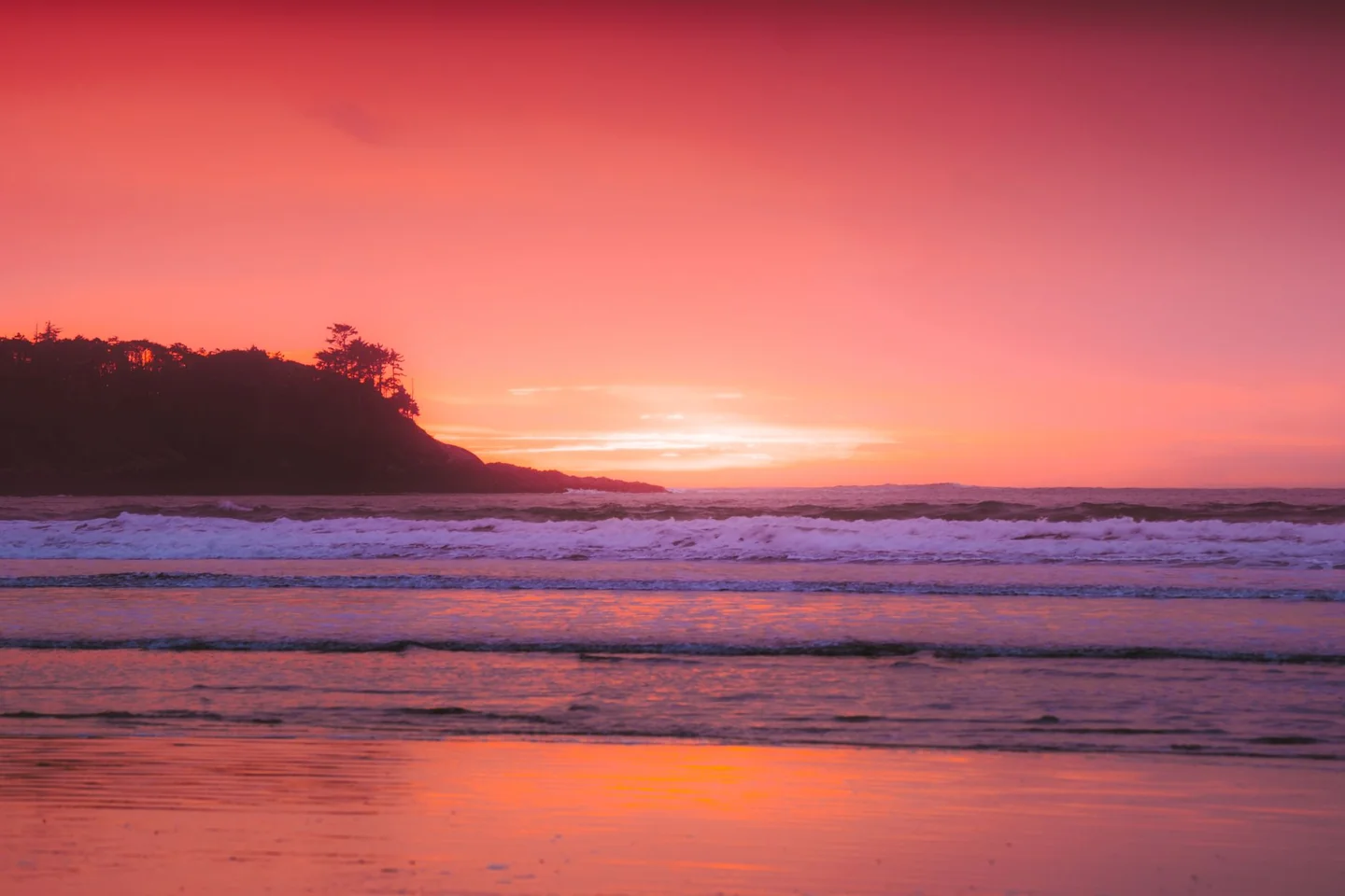 Imagen de verano para ilustrar por qué el verano 2026 empieza el 21 de junio, con una playa al atardecer y ambiente cálido.