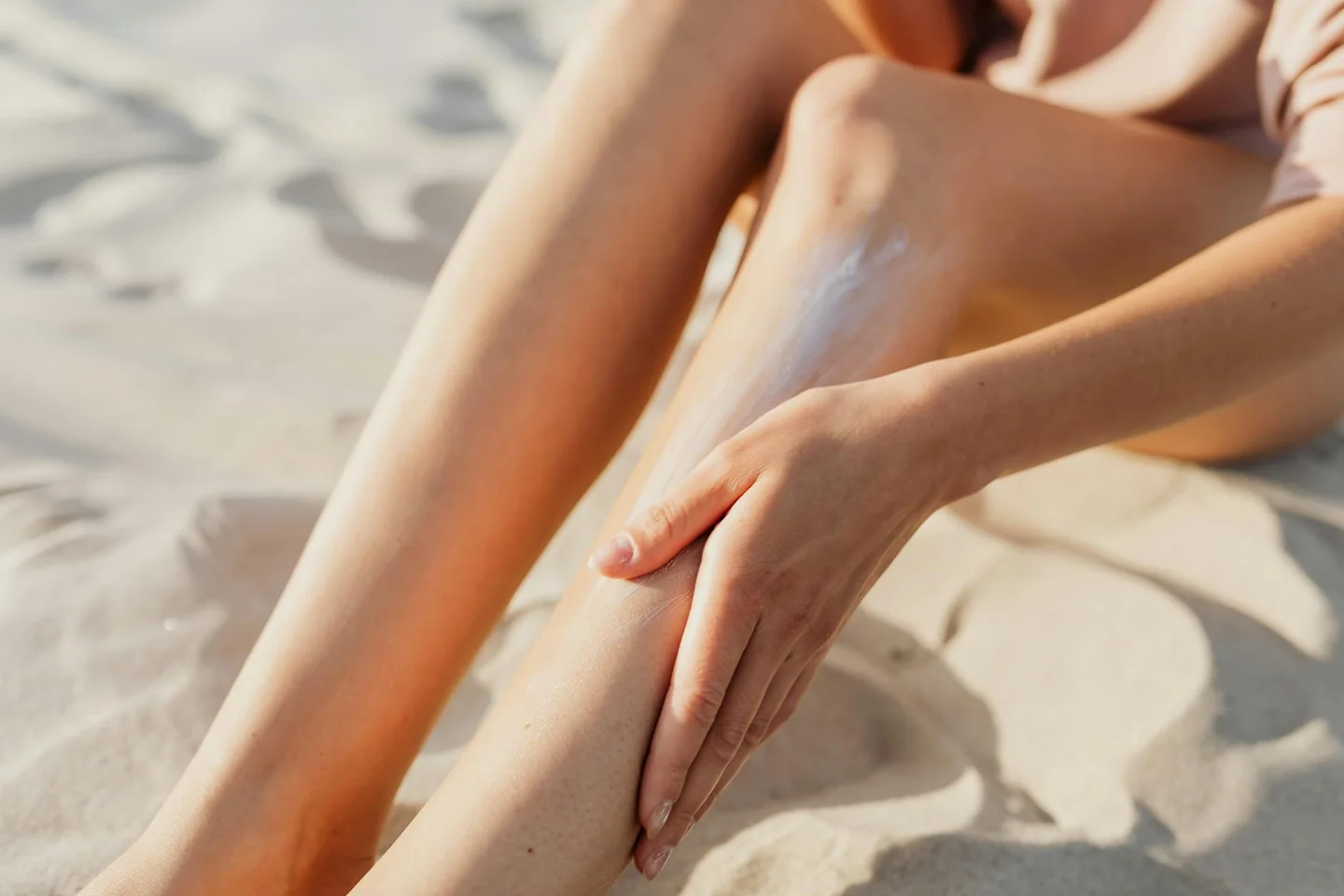 Persona aplicándose crema solar para ilustrar qué es el índice UV y por qué cambia tanto