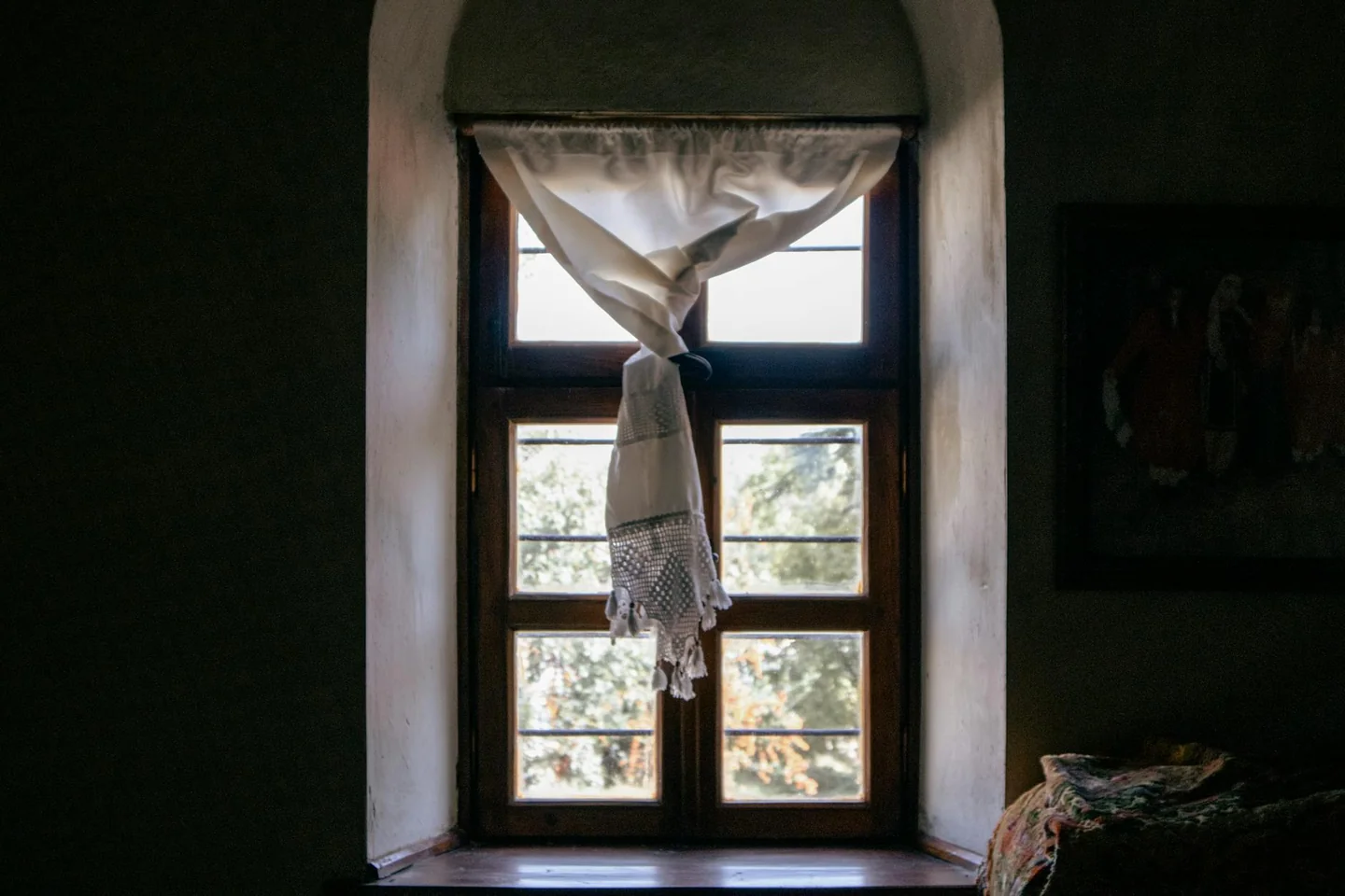 Imagen de luz solar entrando por una ventana para ilustrar por qué la orientación de tu casa importa en verano.