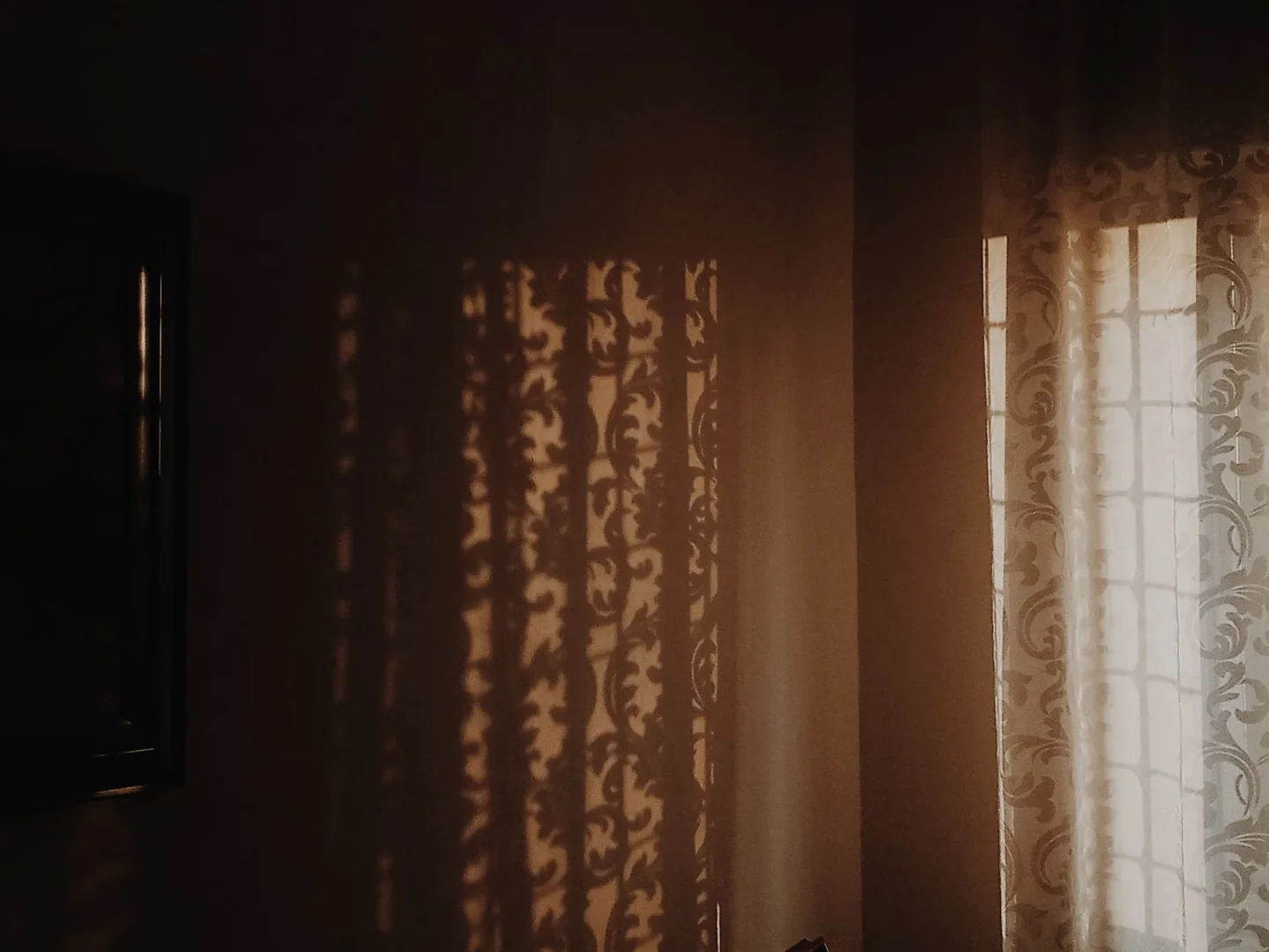 Ventana con luz intensa para ilustrar aislar ventanas del calor en un piso de alquiler.