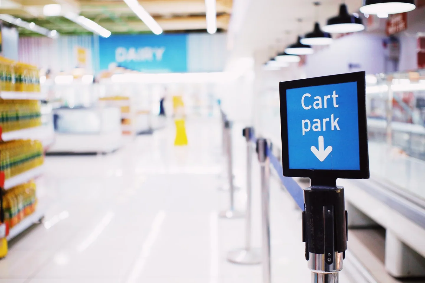 Pasillo de supermercado para ilustrar por qué los supermercados cambian de sitio los productos