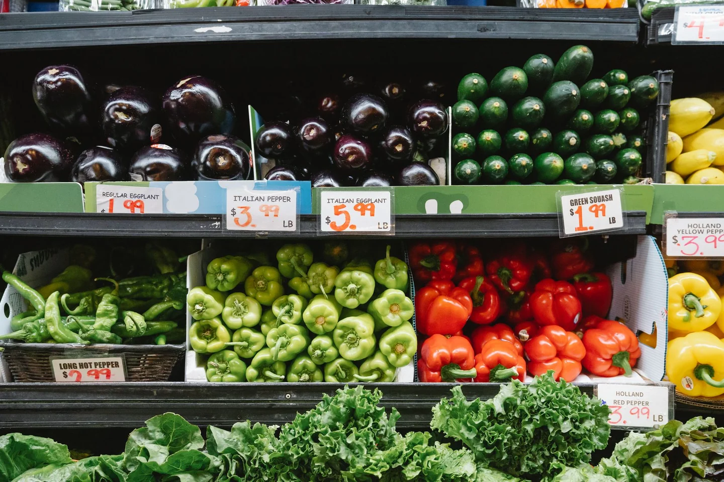 Imagen para explicar por qué el supermercado se encarece con el calor, mostrando un pasillo de frutas y verduras frescas en un supermercado.
