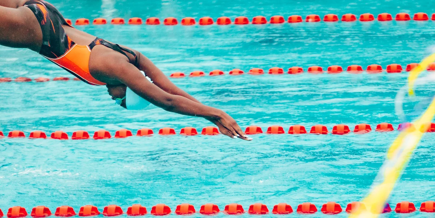 Persona saliendo de la piscina para ilustrar por qué olemos raro después de bañarnos en piscina