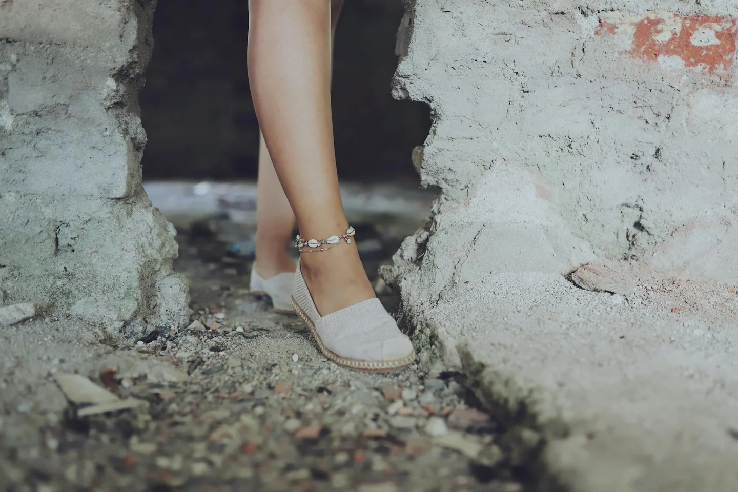 Swollen ankles in summer illustrating por qué te hinchas más en verano