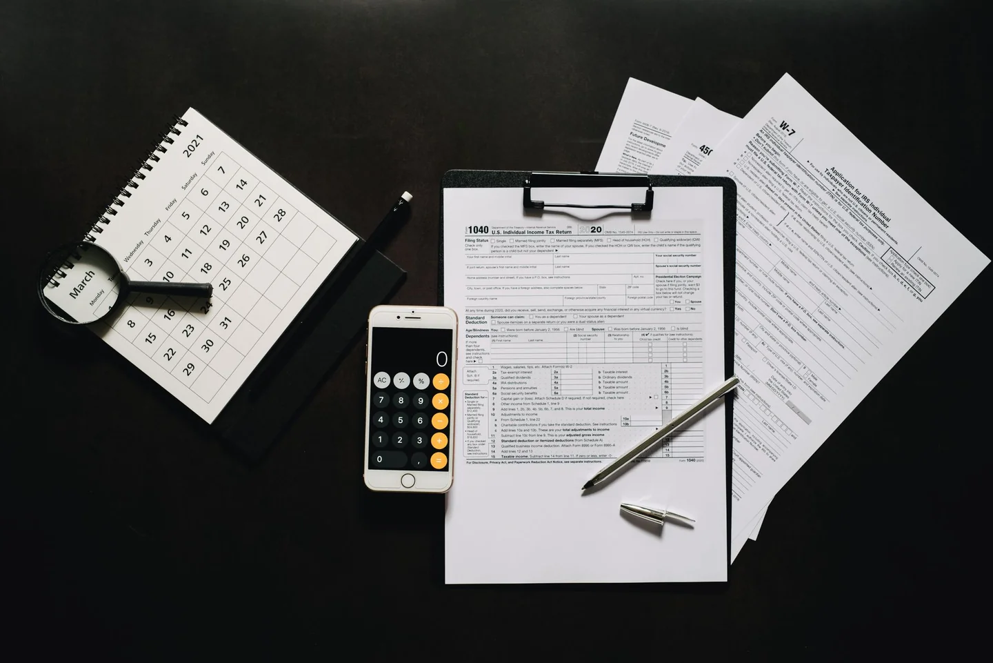 Imagen de un escritorio con calculadora y documentos para ilustrar por qué tu declaración de la renta sale a pagar
