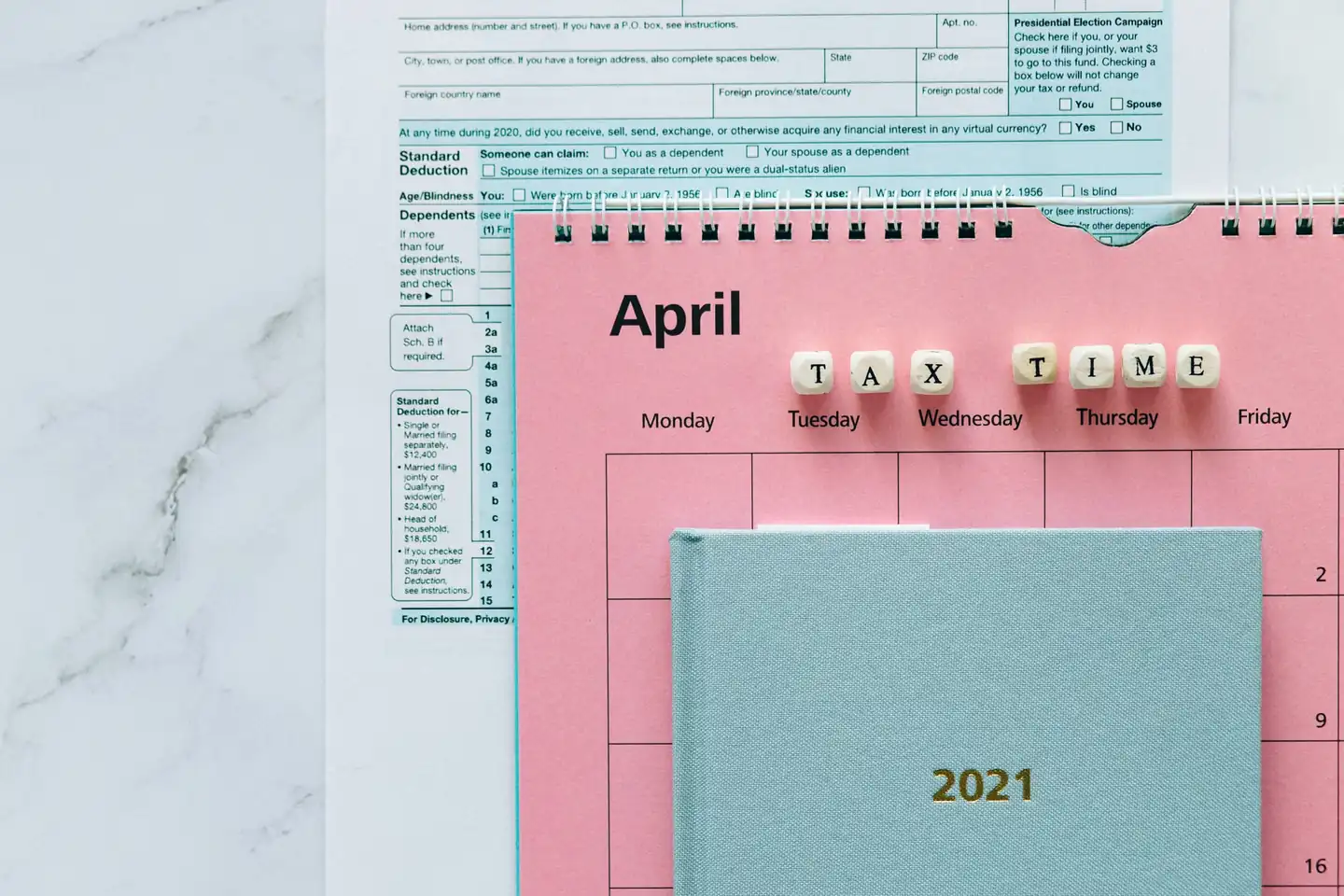 Calendario y formulario fiscal para ilustrar el recargo por presentar la renta tarde sin requerimiento