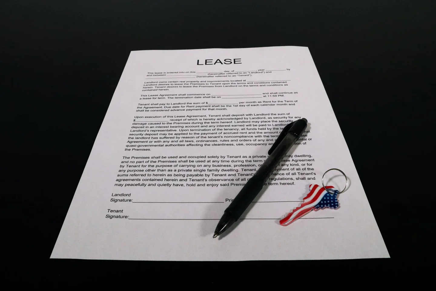Persona firmando un contrato de alquiler relacionado con por qué Hacienda vigila el alquiler por habitaciones