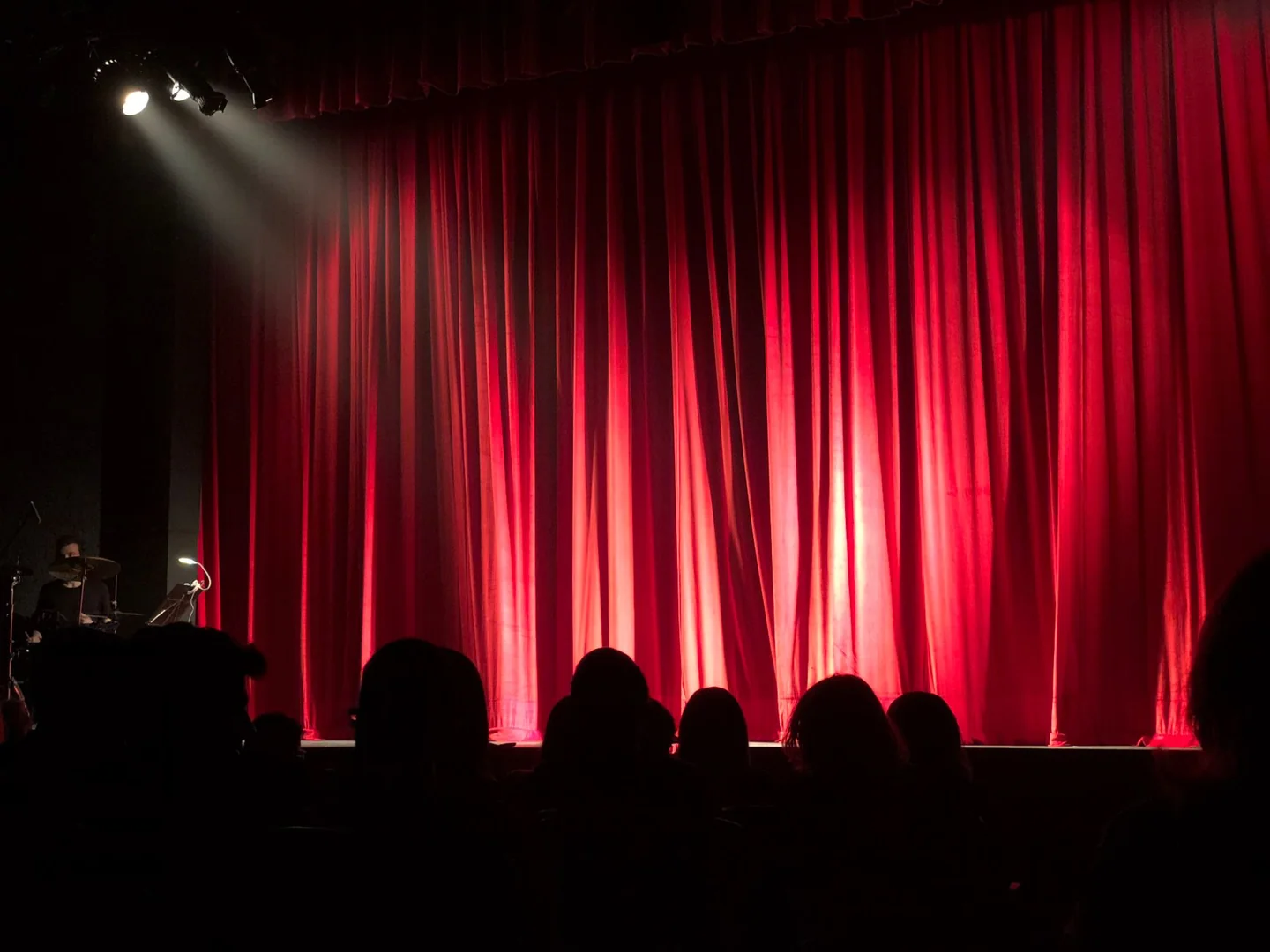 Fotografía de un escenario de teatro para ilustrar "por qué Lorca sigue siendo noticia 90 años después" en el contexto de su vigencia en el teatro contemporáneo.