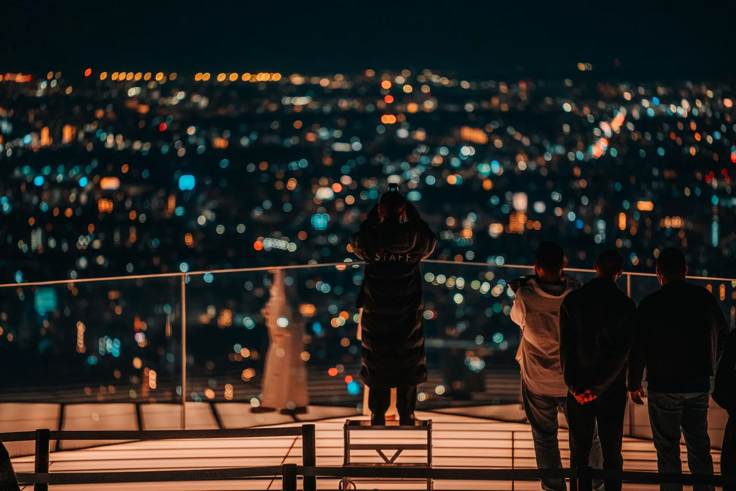 Imagen de Tokyo city lights para ilustrar por qué Japón sigue siendo el destino favorito de los españoles en un artículo sobre viajes y turismo en Japón.