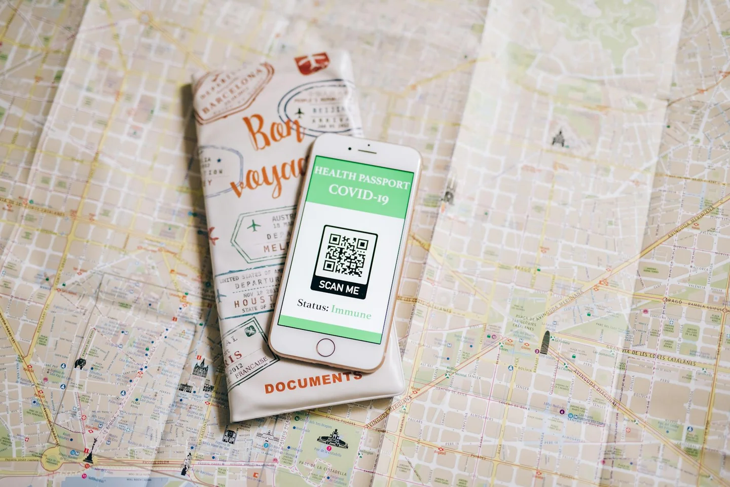 Una persona escaneando un código QR en un entorno turístico, ilustrando por qué los códigos QR turísticos pueden ser peligrosos.