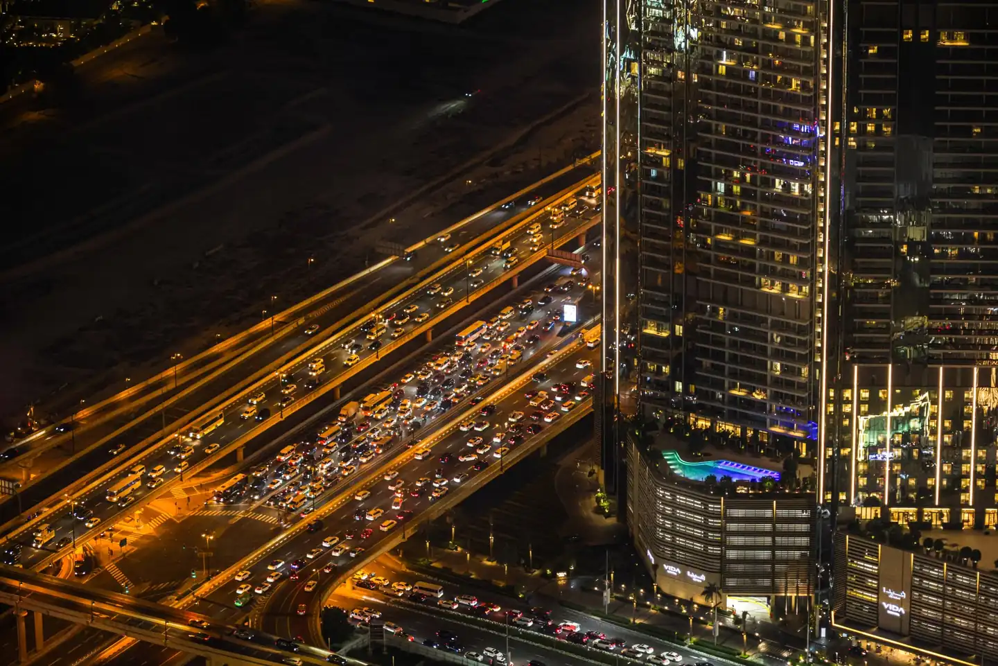 Imagen de tráfico denso en autopista relacionada con el origen de la operación salida