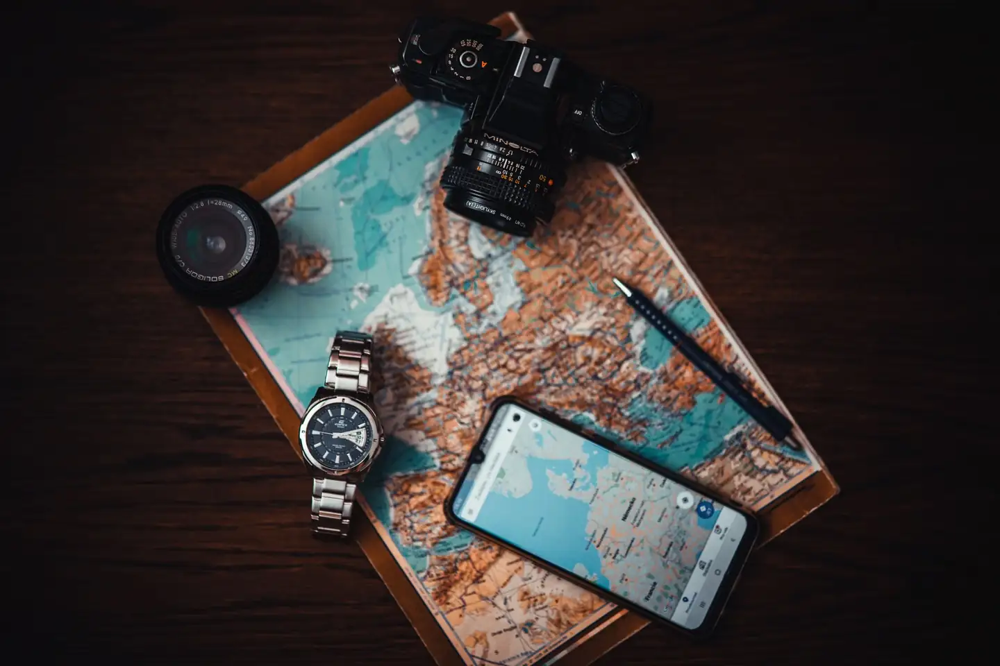 eSIM o roaming para viajar por Europa: una persona consultando un mapa en el móvil durante un viaje