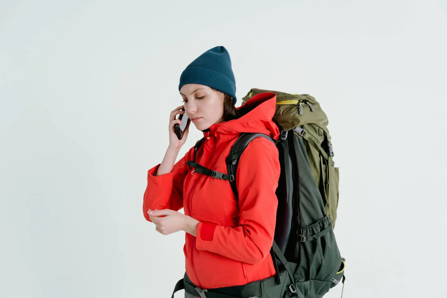 Persona preparando el móvil antes de viajar, alineado con cómo proteger tu móvil antes de viajar