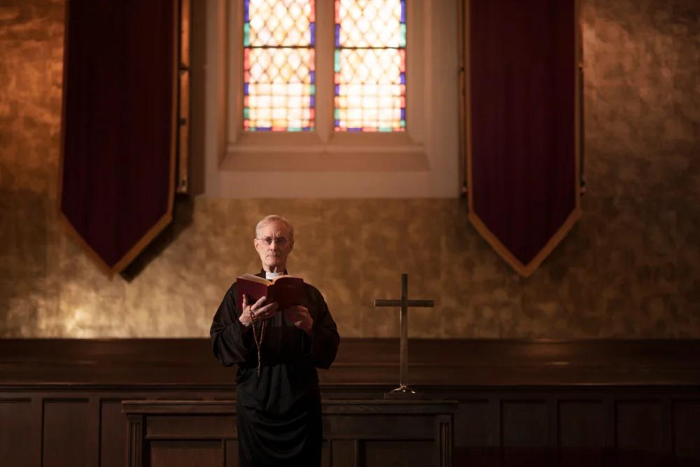un cura solo en la iglesia