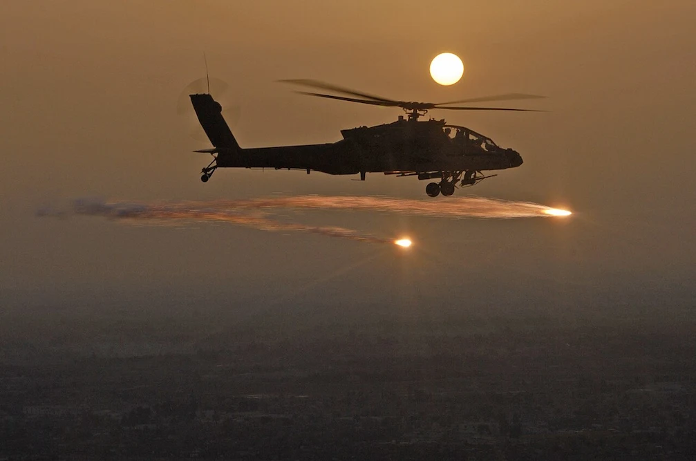 un elicoptero apache disparando