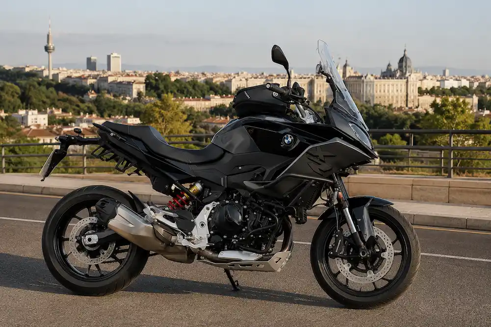 una BMW F 900 XR