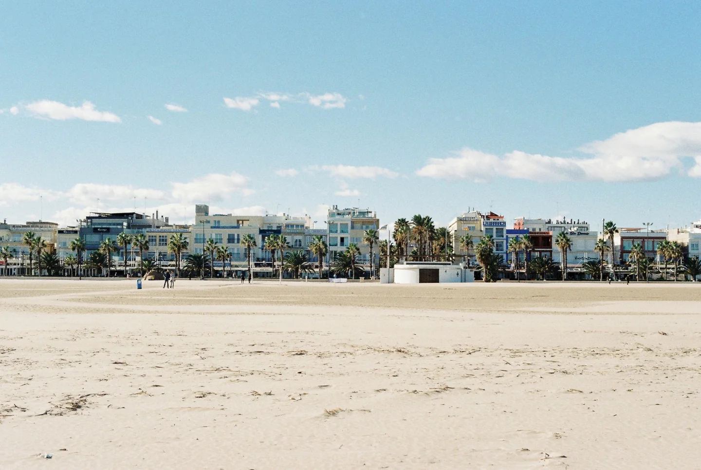 Foto de una paseo marítimo en Valencia para ilustrar qué hacer en Valencia cuando el calor aprieta y la playa se llena