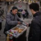 venta ilegal de comida en el metro