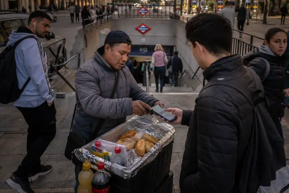 venta ilegal de comida en el metro