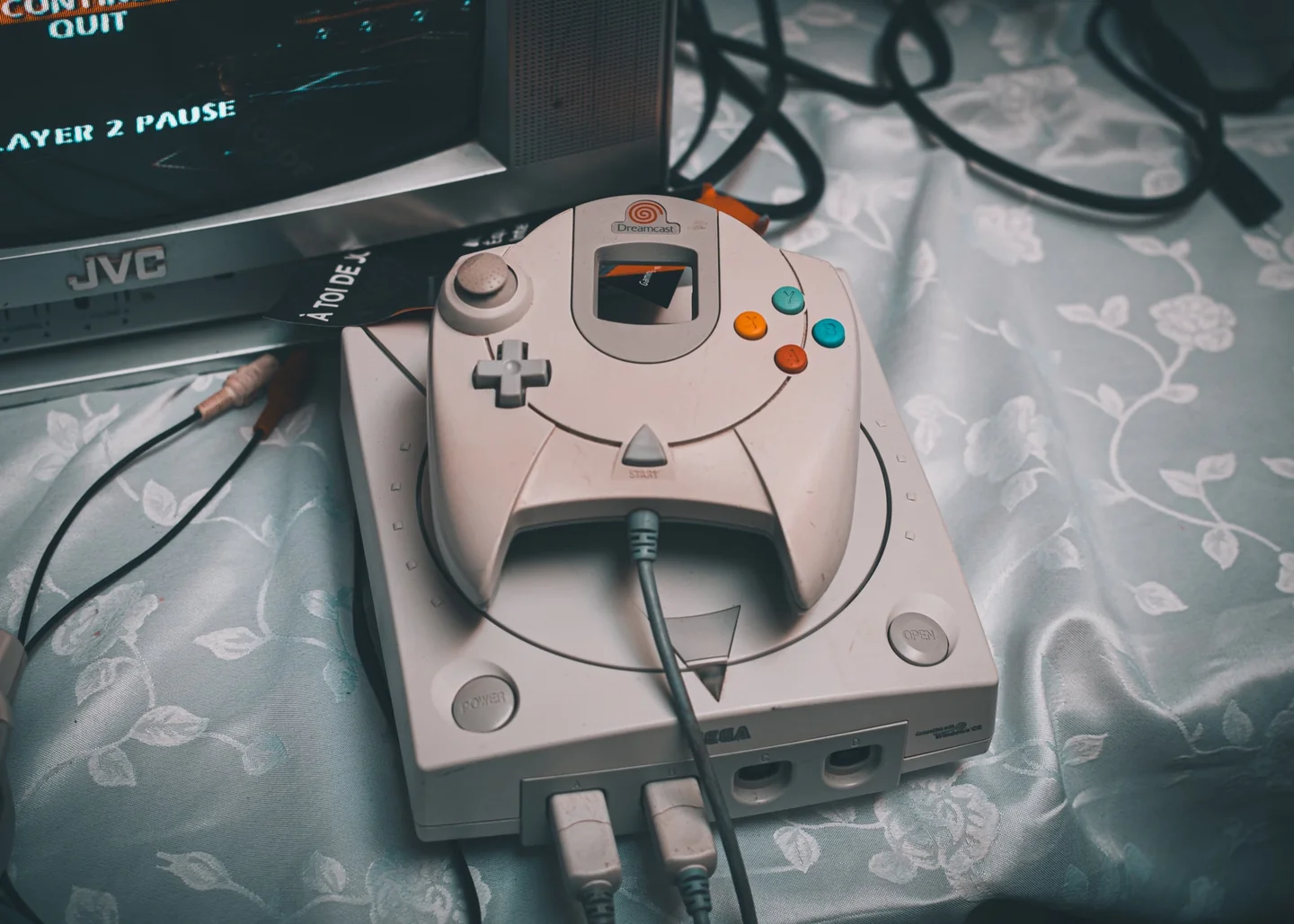 Imagen de una consola de videojuegos para ilustrar por qué GTA 6 sale antes en consola que en PC.