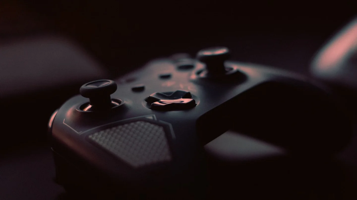 Controlador de videojuego relacionado con GTA 6 fecha y plataformas en 2026