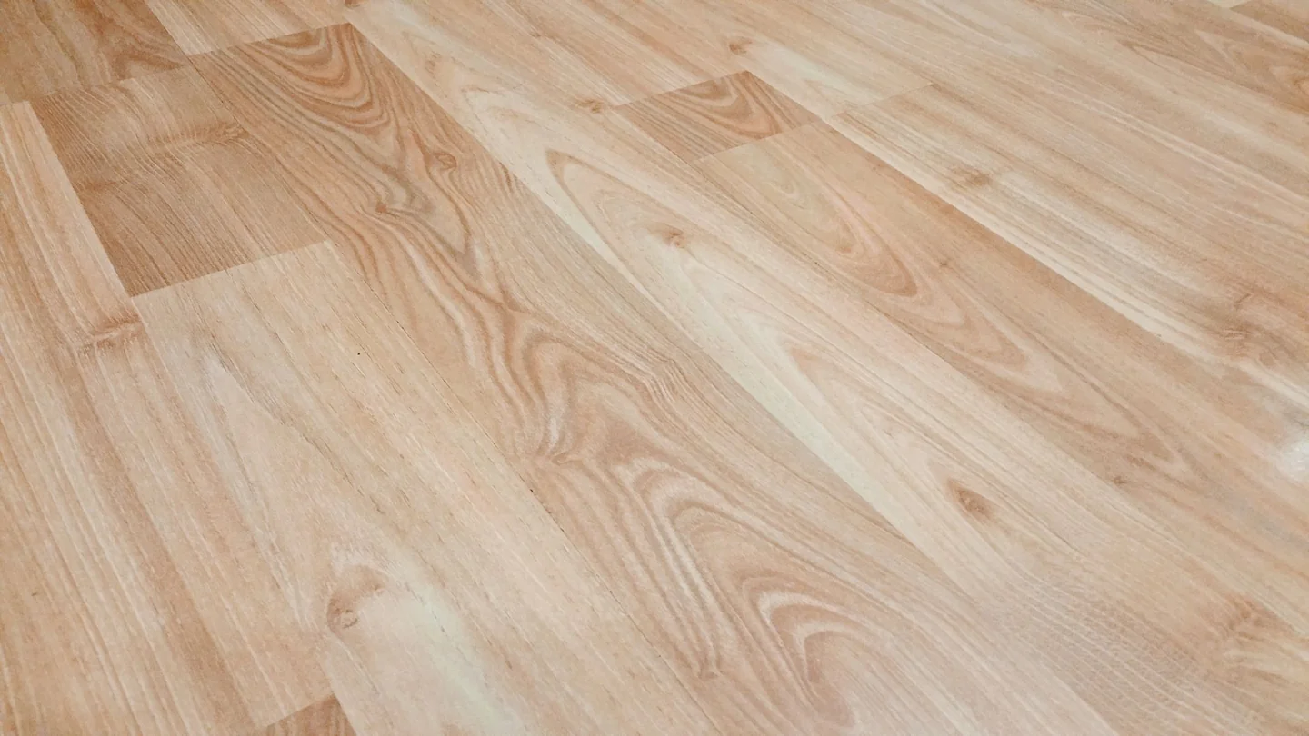 Imagen de un suelo deformado para ilustrar por qué se hincha el suelo laminado con el calor en una vivienda.