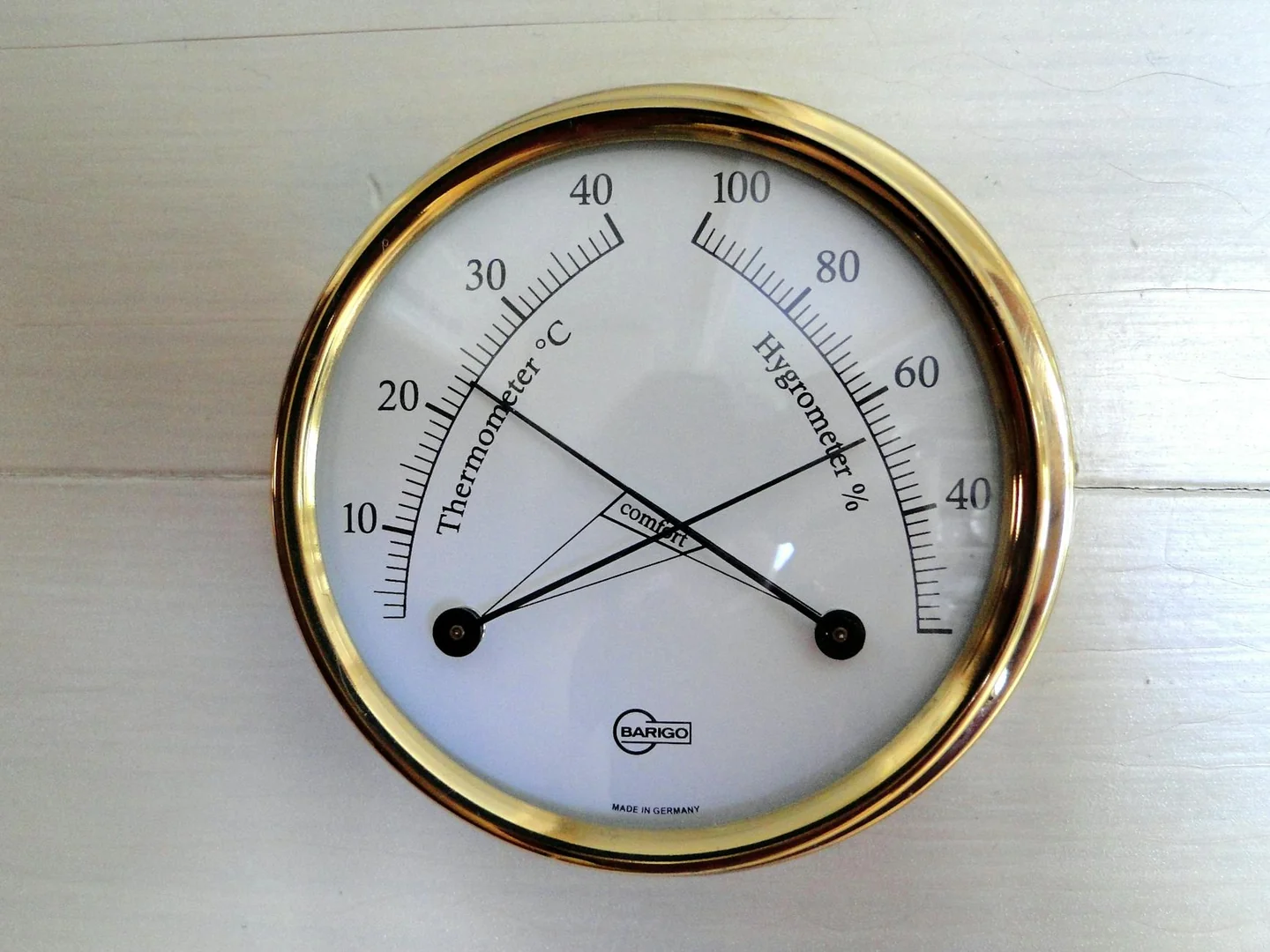 Termómetro de una estación meteorológica para ilustrar cómo se mide la temperatura real a la sombra.