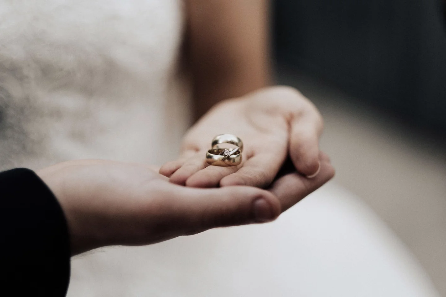 Imagen de una mano con una alianza, ideal para ilustrar por qué el anillo se lleva en el cuarto dedo en un artículo sobre matrimonio y tradición.
