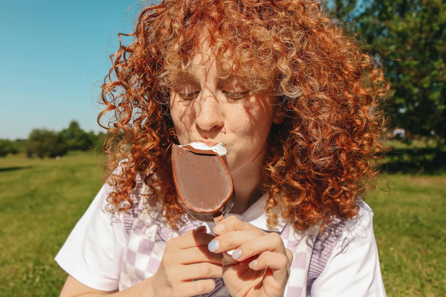 Mujer comiendo hielo, imagen para explicar qué pasa si comes hielo todo el día y qué puede estar avisando