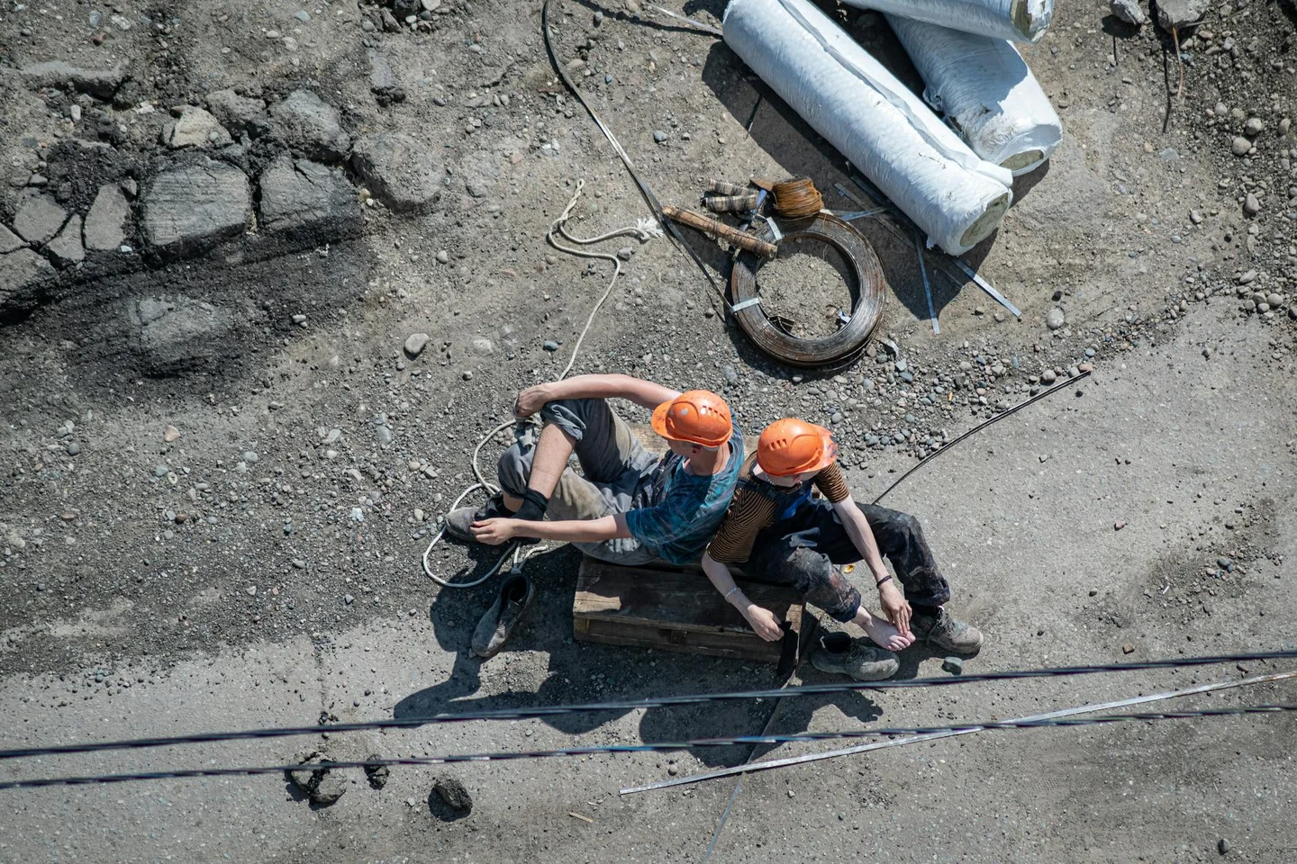 Trabajadores descansando durante una pausa, imagen relacionada con cómo nacieron las vacaciones pagadas en España