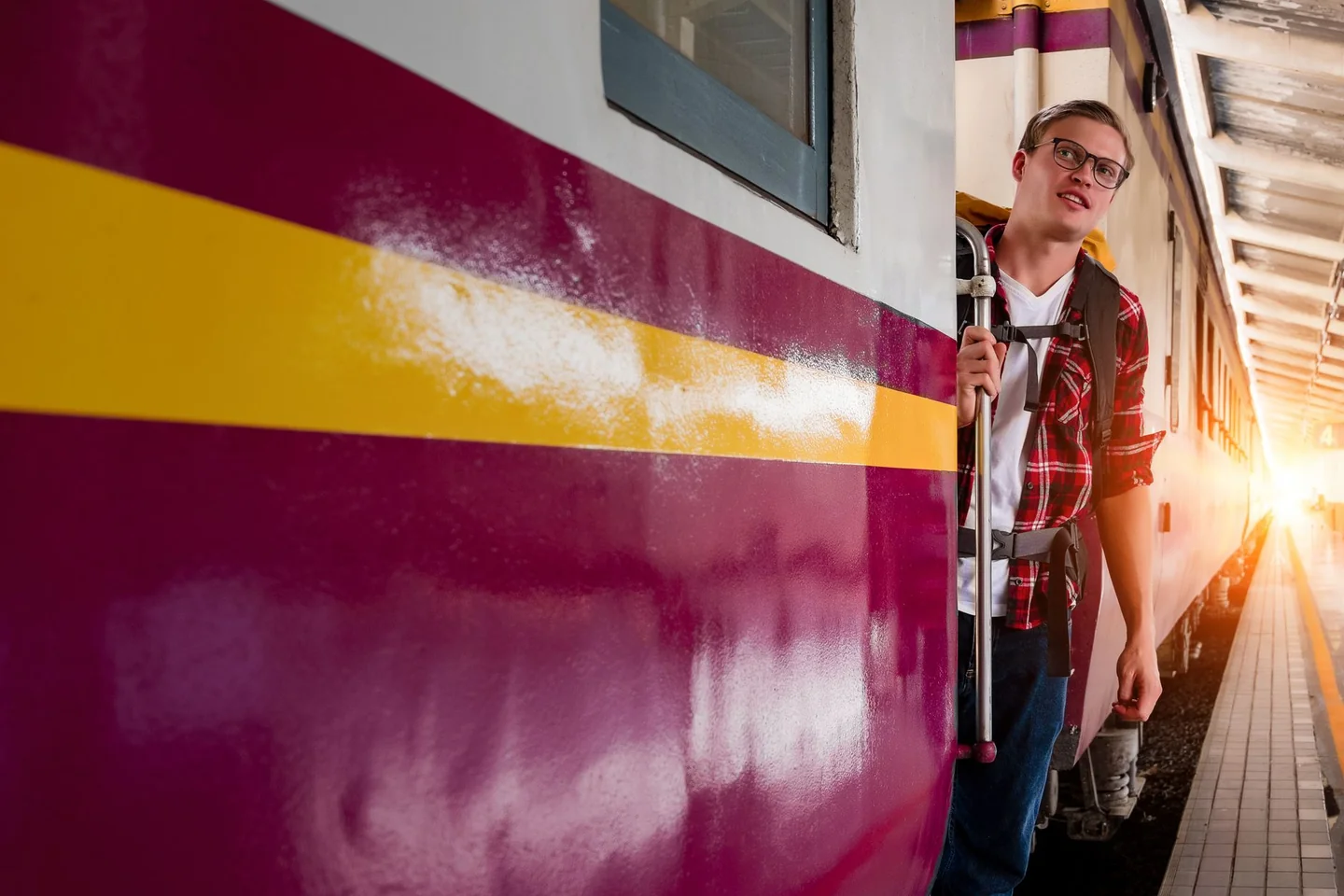 Jóvenes viajando en tren para ilustrar por qué los jóvenes buscan descuentos de tren en verano.