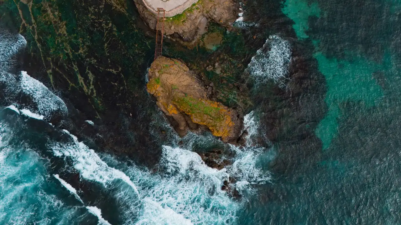 Imagen del océano que explica por qué el mar es salado mediante la acción de las rocas y el agua