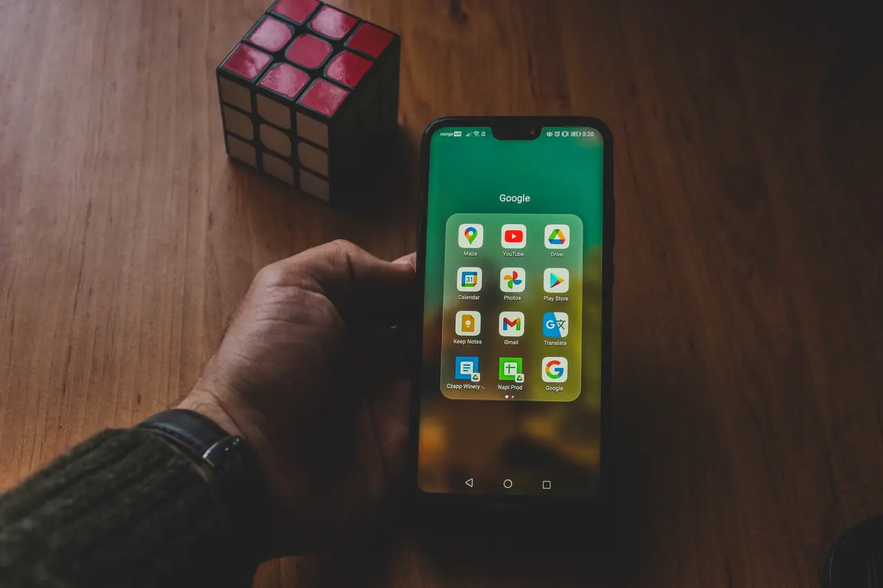 burbujas aplicaciones Android 17 en un teléfono con ventanas flotantes