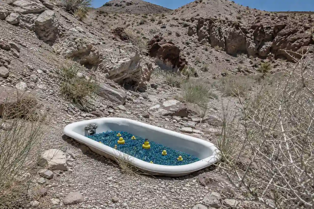 bañera llena de canicas