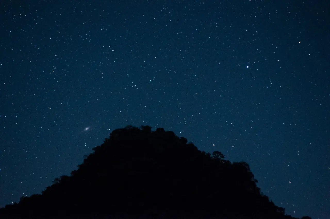 Estrellas que parecen titilar cerca del horizonte por efecto de la atmósfera