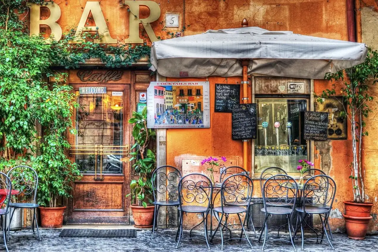 Clientes consultan la carta en una terraza mientras comprueban el suplemento de terraza en bares