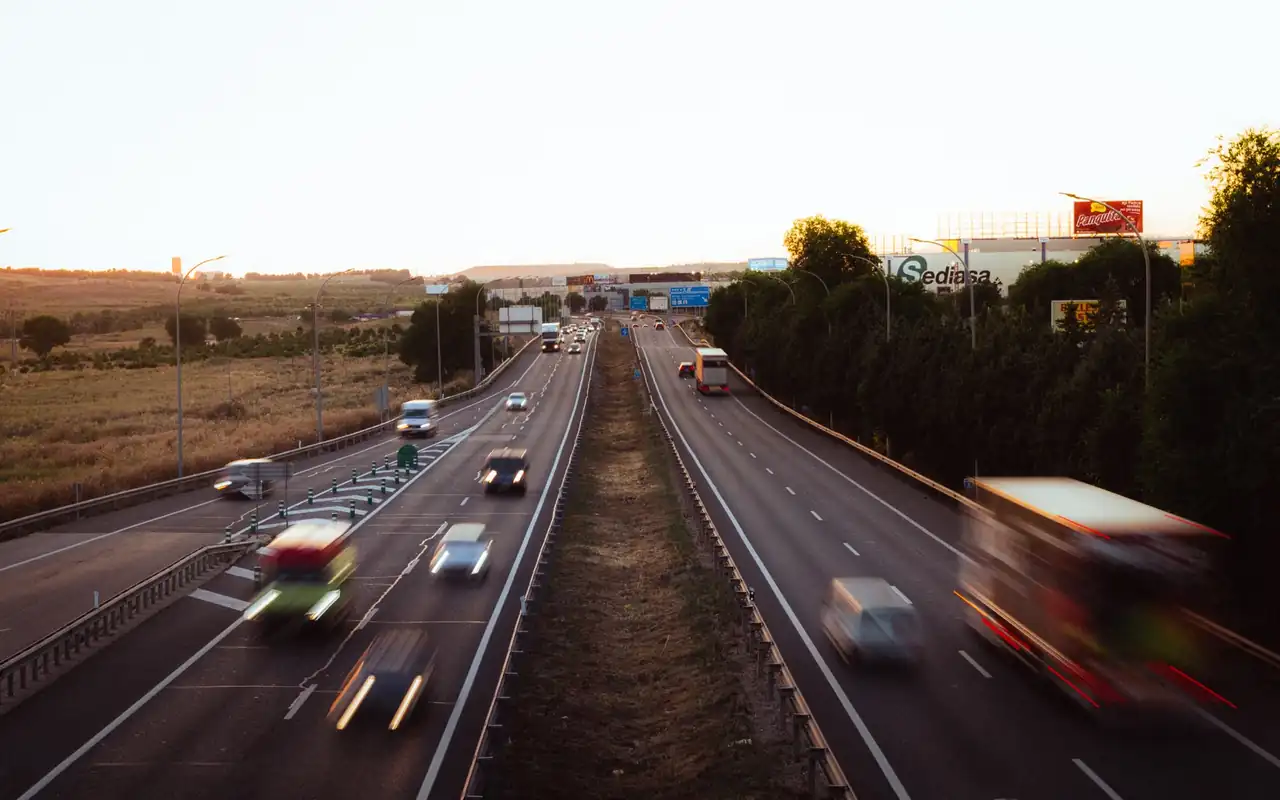 Vehículos circulando por una autovía durante la operación del 1 de agosto de 2026