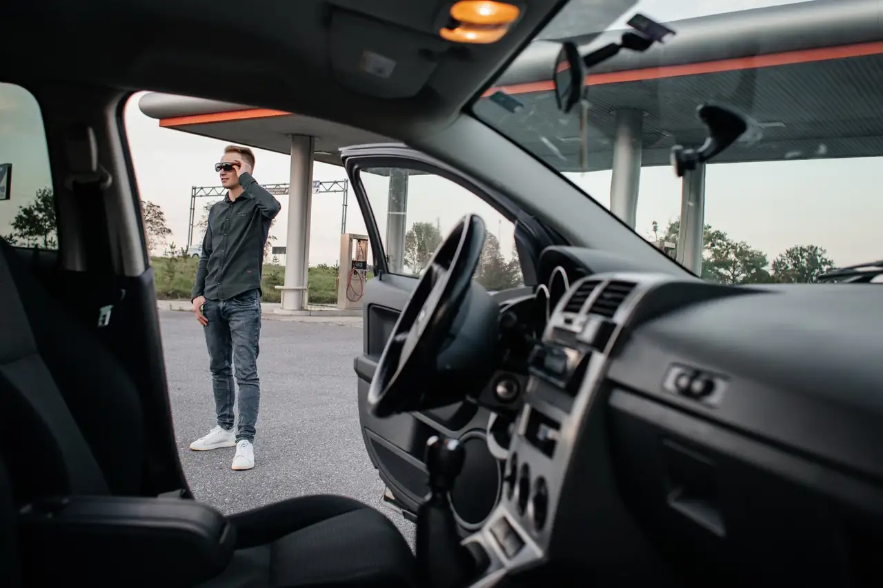 Conductor repostando gasolina durante la operación de agosto