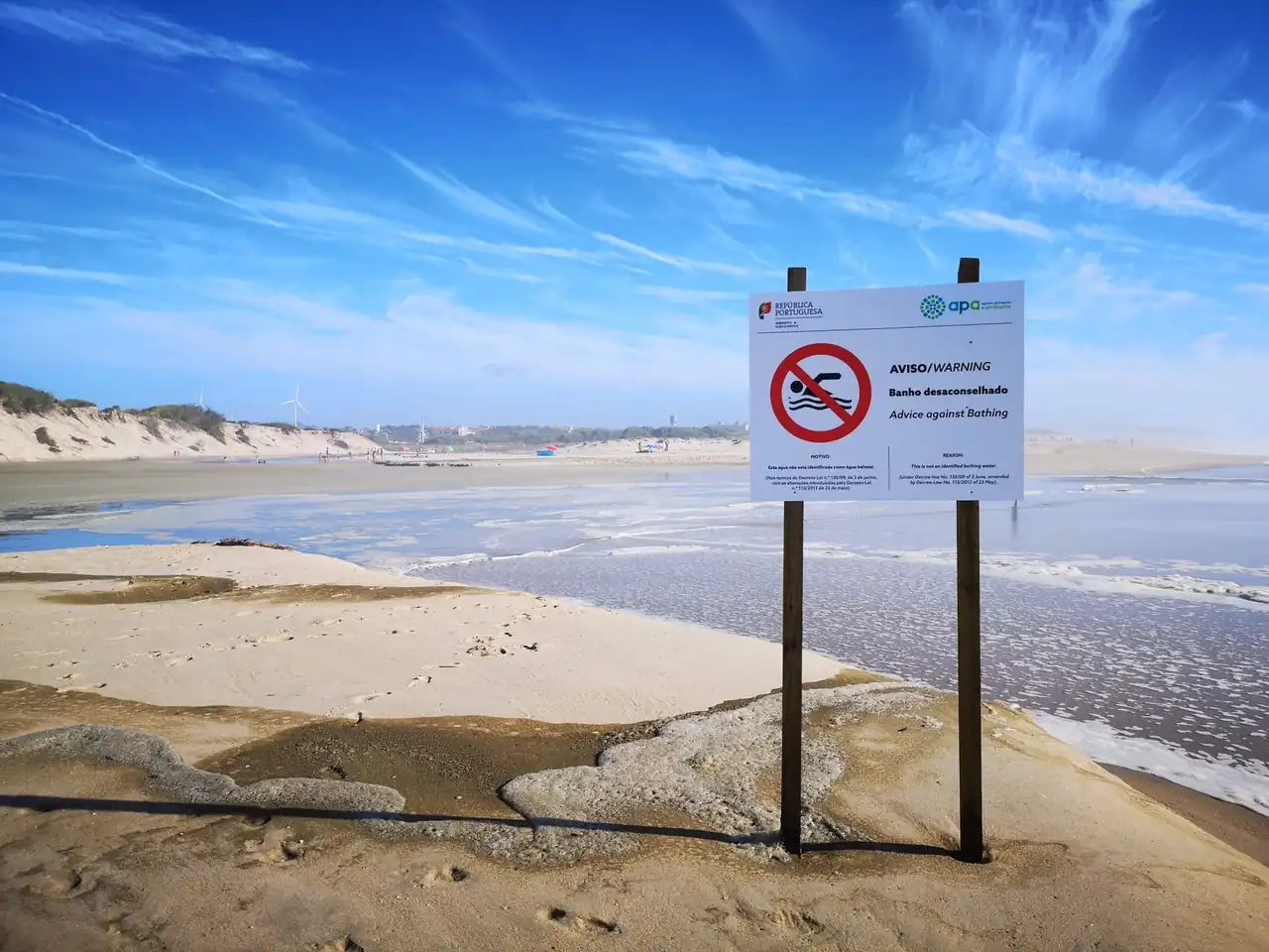 Vehículo estacionado junto a una playa protegida, una escena relacionada con las multas por aparcar cerca de la playa