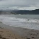 Olor marino percibido a distancia sobre una costa con oleaje y viento