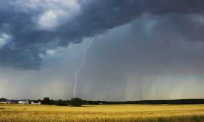 Truenos durante una tormenta de verano sobre un paisaje abierto