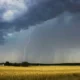 Truenos durante una tormenta de verano sobre un paisaje abierto