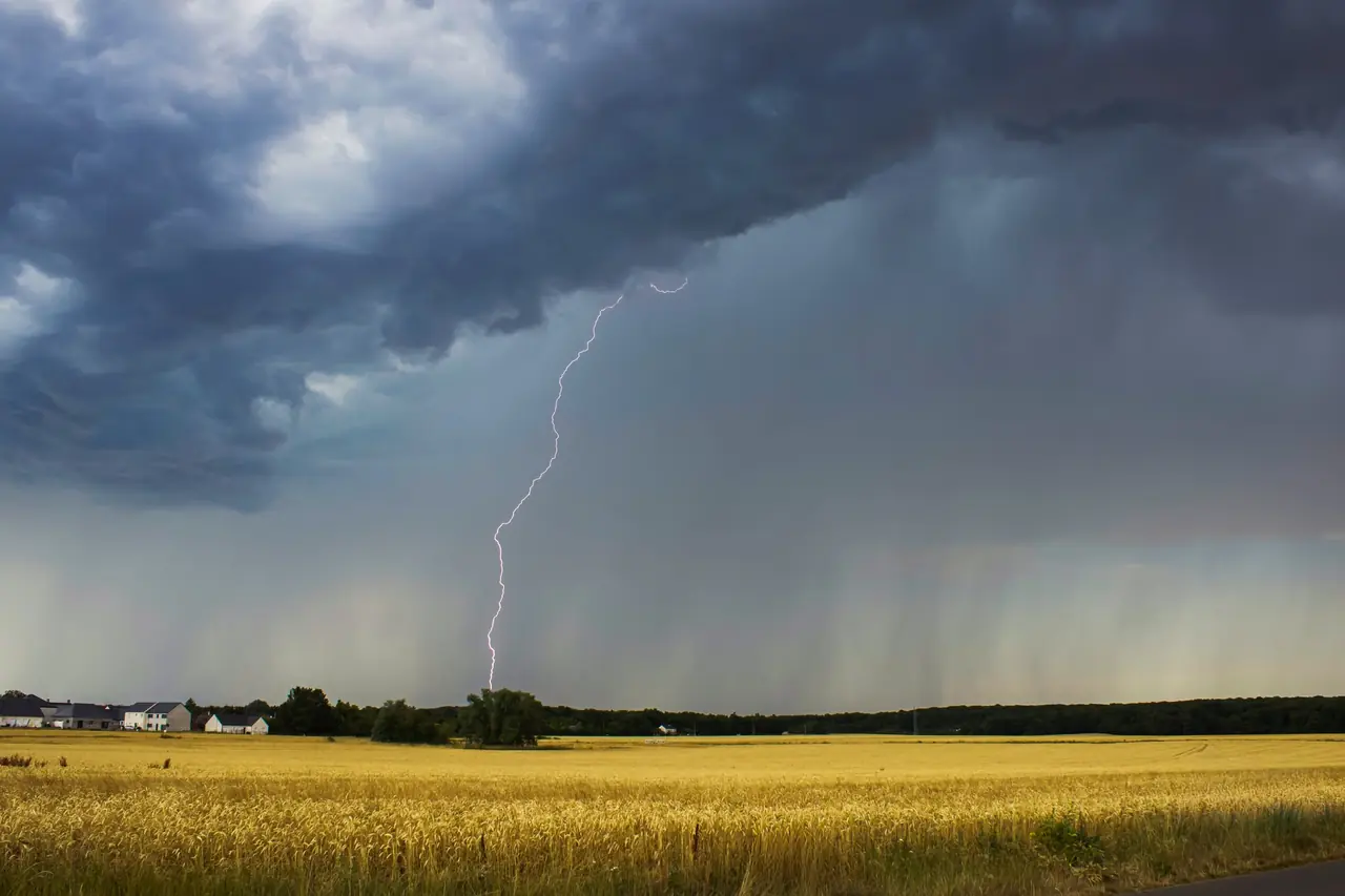 Truenos durante una tormenta de verano sobre un paisaje abierto