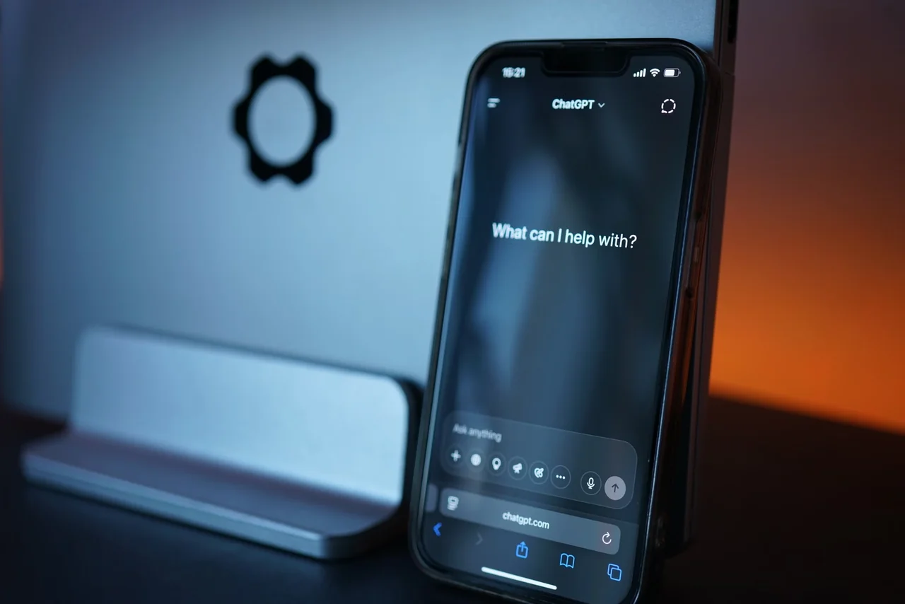 Siri AI Europa limitada en iPhone y iPad frente a un Mac compatible