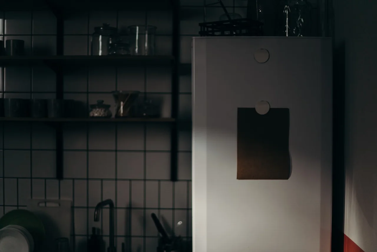 Congelador hace escarcha con calor dentro de una cocina iluminada por el sol
