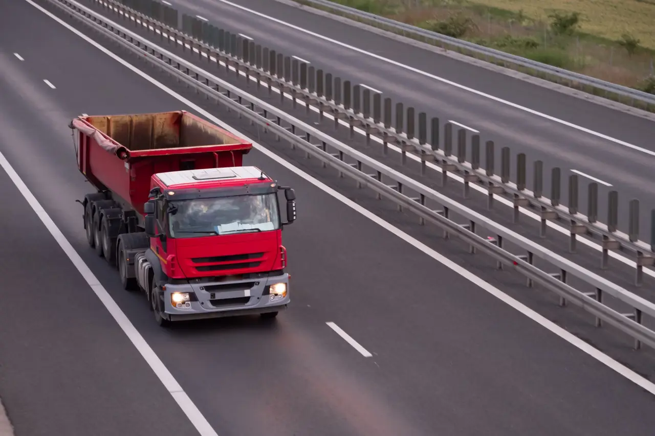 Camión circulando por una autovía española durante las restricciones camiones agosto 2026