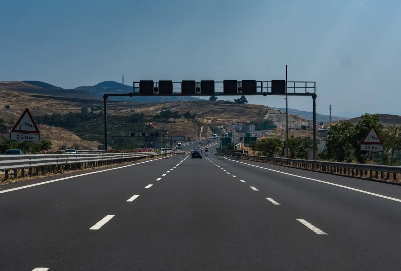 Conductores circulando con seguridad por carriles temporales de tráfico en agosto