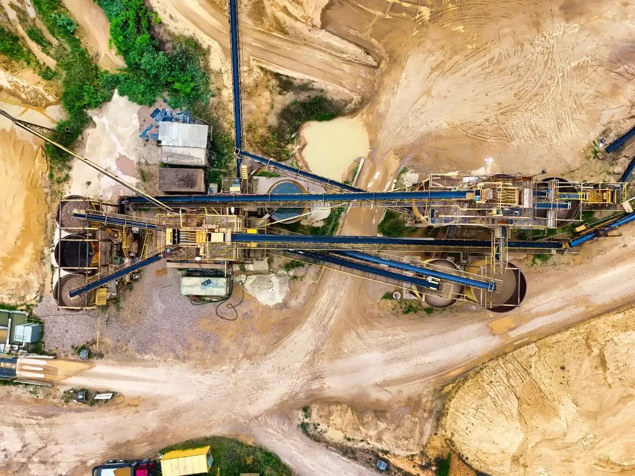 Máquina para limpiar arena en una planta industrial de áridos